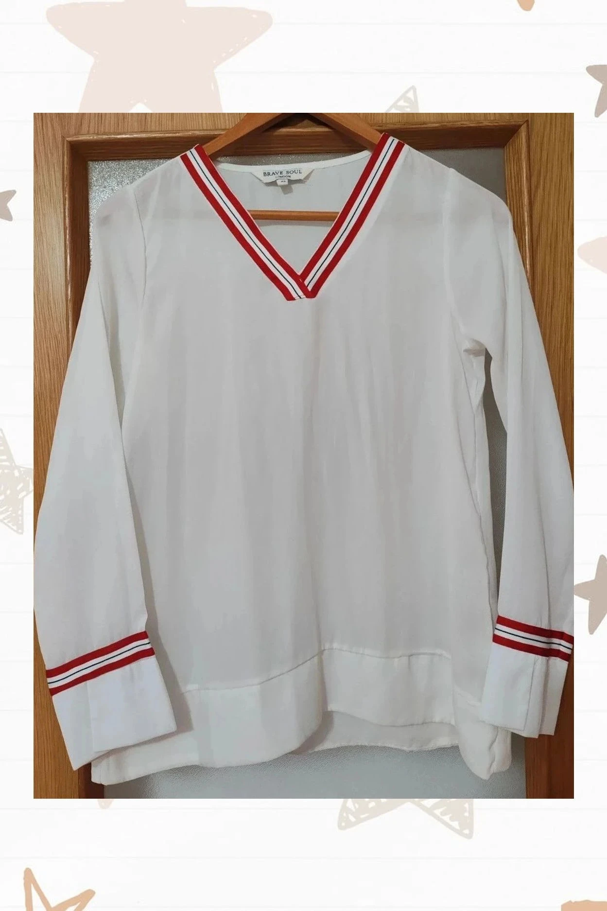 Blusa fina con detalle en cuello y puños